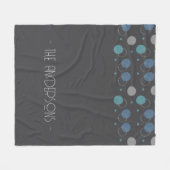 灰色の抽象芸術（モノグラム） フリースブランケット (正面(横))