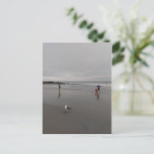 灰色の日のビーチ ポストカード (スタンド正面)