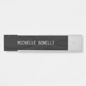 灰色の木材デザイン背景の読み取り可モダン サインプレート (正面)