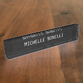 灰色の木材デザイン背景の読み取り可モダン デスクネームプレート (側面)