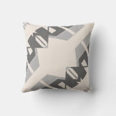 灰色の木炭ベージュ図形(斜め抽象芸術) クッション (裏面)