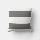 灰色の枕の上に白いサメ クッション (裏面)