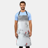 灰色の枝に冬の赤い鳥パターンモノグラム エプロン (着用した状態)