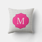 灰色の格子パターン熱ピンクモノグラム クッション (裏面)