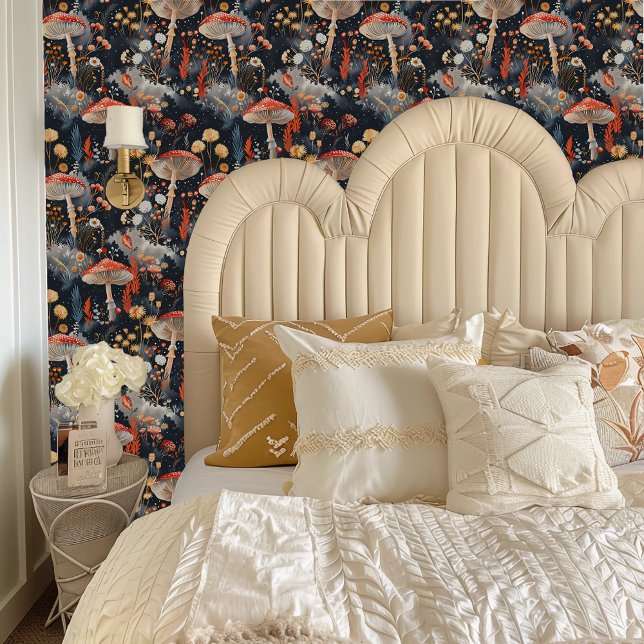 灰色の森の中のフェアヤコアレッドトアドストールズ 壁紙 (Fairycore Red Toadstools in a Gray Forest Wallpaper behind a cream headboard.)