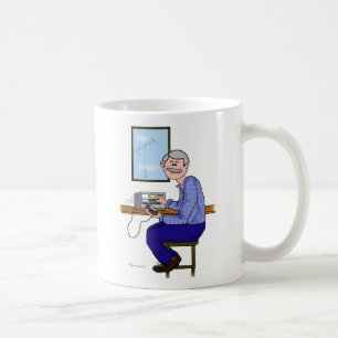 灰色の毛及び口ひげのオスのアマチュア無線オペレータ コーヒーマグカップ