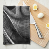 灰色の溝、黒い背景で非常に曲がっている キッチンタオル (四つ折り)