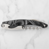 灰色の溝、黒い背景で非常に曲がっている ソムリエナイフ (正面)