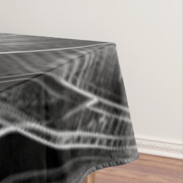 灰色の溝、黒い背景で非常に曲がっている テーブルクロス