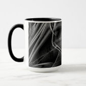 灰色の溝、黒い背景で非常に曲がっている マグカップ (左)