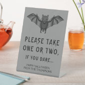 灰色の漫画こうもりハロウィーンお菓子を取って 台座サイン (インサイチュ)