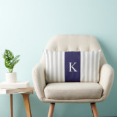 灰色の濃紺のストライプのモノグラム ランバークッション (椅子)