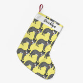 灰色の狼とパイプカートゥーンイラストレーション スモールクリスマスストッキング (正面 (吊り時))