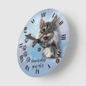 灰色の猫がポケットから覗き出す ラウンド壁時計 (傾斜)