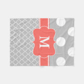 灰色の珊瑚はシェブロンのモノグラム毛布に点を打ちます フリースブランケット (正面(横))