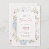 灰色の白いワイルドフラワーの水色の誕生日 招待状 (正面/裏面)
