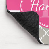 灰色の白い格子パターンピンクモノグラム マウスパッド (コーナー)