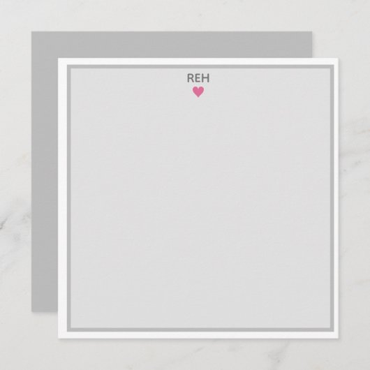 灰色の白とピンクのハートモノグラムのフラットノート 招待状 (正面/裏面)