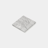 灰色の皺になった紙の折り目の丈夫なレトロモノグラム ポストイット (アングル)