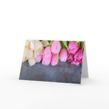 灰色の石の背景に新鮮なピンクのチューリップ