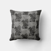 灰色の石造りのガーゴイル クッション (裏面)