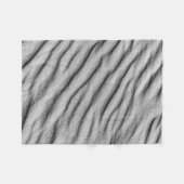 灰色の砂 フリースブランケット (正面(横))