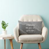 灰色の破れた紙デザインを追加あなた自身の文字 ランバークッション (椅子)