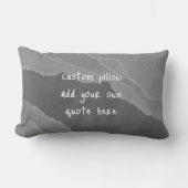 灰色の破れた紙デザインを追加あなた自身の文字 ランバークッション (正面)
