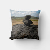 灰色の積み上げ石 クッション (正面)