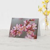 灰色の空にピンク色の日本のさくらんぼ カード (黄色い花)