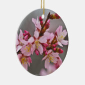 灰色の空にピンク色の日本のさくらんぼ セラミックオーナメント (右)