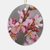 灰色の空にピンク色の日本のさくらんぼ セラミックオーナメント (左)