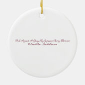 灰色の空にピンク色の日本のさくらんぼ セラミックオーナメント (裏面)