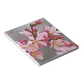 灰色の空にピンク色の日本のさくらんぼ ノートパッド (アングル)