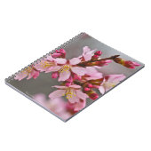 灰色の空にピンク色の日本のさくらんぼ ノートブック (左側)