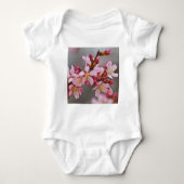 灰色の空にピンク色の日本のさくらんぼ ベビーボディスーツ (正面)