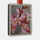 灰色の空にピンク色の日本のさくらんぼ メタルオーナメント (右)