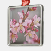 灰色の空にピンク色の日本のさくらんぼ メタルオーナメント (左)
