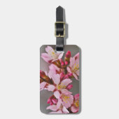 灰色の空にピンク色の日本のさくらんぼ ラゲッジタグ (正面縦)