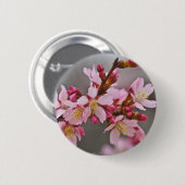 灰色の空にピンク色の日本のさくらんぼ 缶バッジ (正面&裏面)