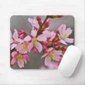 灰色の空に映えるピンクの日本の桜 マウスパッド (マウス)
