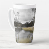 灰色の空の下の反射 カフェラテマグ (左アングル)