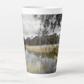 灰色の空の下の反射 カフェラテマグ (正面)