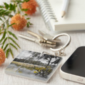 灰色の空の下の反射 キーホルダー (正面右)