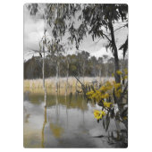 灰色の空の下の反射 クリップボード (裏面)