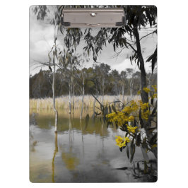 灰色の空の下の反射 クリップボード