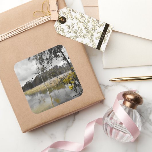 灰色の空の下の反射 スクエアシール (ギフト)