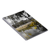 灰色の空の下の反射 ノートブック (右側)