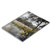 灰色の空の下の反射 ノートブック (左側)