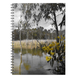 灰色の空の下の反射 ノートブック